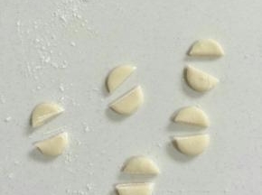 取一个小圆，把圆从中间对半切开就是猪猪包的耳朵了！

