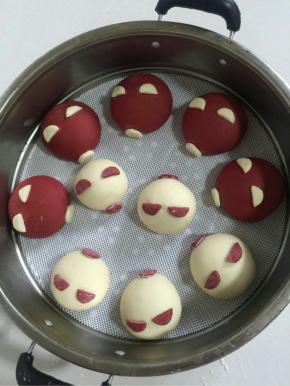 把做好的鼻子和耳朵用手指沾少许水，安在猪头上！
