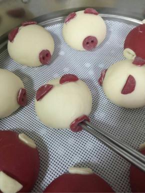 用筷子在猪鼻子中间戳两个孔，这样猪鼻子就更加形象啦！