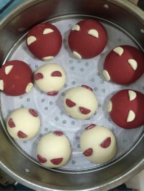 冷水入锅，水开后蒸15分钟即可！15分钟后关火，焖5分钟再掀锅盖！（不要关火后就立马开盖儿，这样包子滴到水蒸气湿答答的不美观了！）
