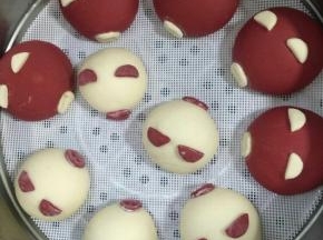 冷水入锅，水开后蒸15分钟即可！15分钟后关火，焖5分钟再掀锅盖！（不要关火后就立马开盖儿，这样包子滴到水蒸气湿答答的不美观了！）
