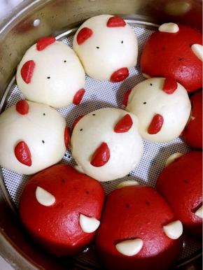 用黑芝麻贴上小眼睛，就更像小猪猪啦！（也可以用黑米或者花椒籽做眼睛。）

