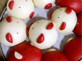 用黑芝麻贴上小眼睛，就更像小猪猪啦！（也可以用黑米或者花椒籽做眼睛。）

