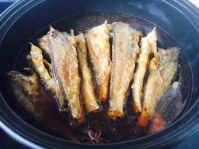 倒入凉水，水量与鱼齐平。