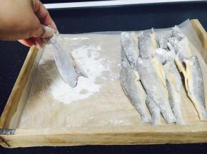 小黄花鱼的两面蘸上面粉