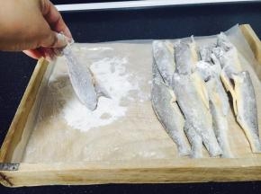 小黄花鱼的两面蘸上面粉