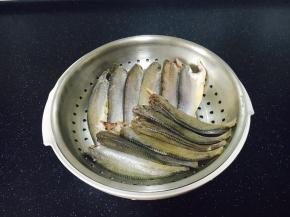 小黄花鱼，刮鳞，去除头部和内脏，清洗干净，沥干水分。备用。