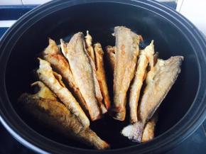 放入煎好的小黄花鱼