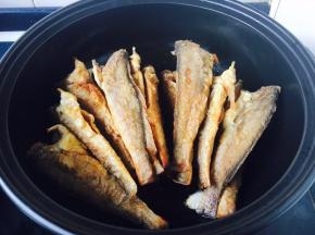 放入煎好的小黄花鱼
