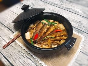 撒上彩椒和小香葱提味