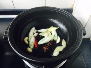 砂锅烤热，放少许油，放入佐料爆香。