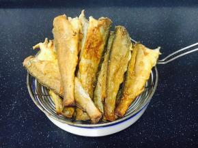 从油里捞出，沥一下油。