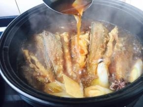 大火烧开，用汤勺盛汤汁浇到鱼身上，多重复几次，为了让鱼入味。