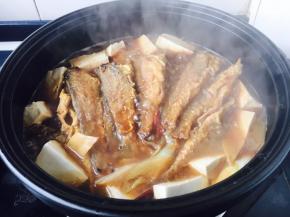 放入切成麻将块大小的卤水豆腐，大火煮开，盖锅盖，小火焖制10种左右，打开锅盖，大火适当的收汁。