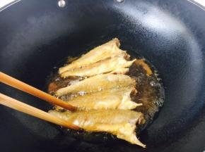 把小黄花鱼的两面都煎至金黄色