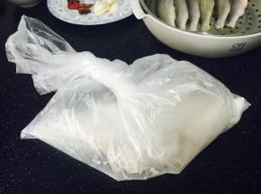 小贴士：也可以把鱼和面粉放在保鲜袋里晃动，让鱼蘸上面粉。鱼蘸面粉是为了锁住鱼的水分，让鱼嫩滑。