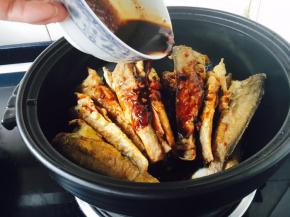 倒入调好的碗汁