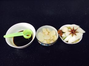 准备好佐料和调料