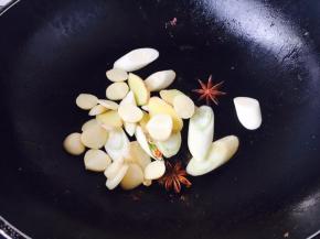 锅里留底油，放入葱姜蒜和八角爆香。