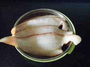 比目鱼，把有颜色的一面的皮撕下去，把白色的那面鱼鳞刮去，剪去内脏部位，洗干净，挤干水分后备用。