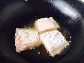 当油温六成热时，放入比目鱼鱼段。