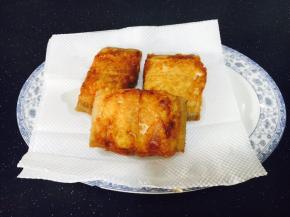 煎好的鱼沥一下油