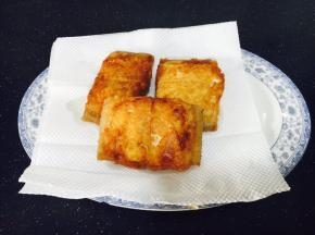 煎好的鱼沥一下油