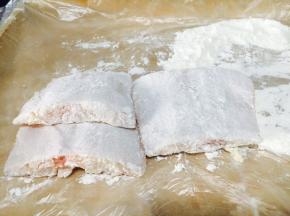把比目鱼鱼段的两面蘸上面粉，轻轻拍打抖去多余的面粉。