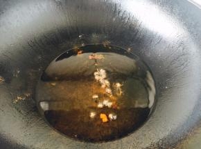 开火置锅，锅热后放适量的油，放10粒花椒，当花椒炸出香味捞出扔掉，锅里留油备用。