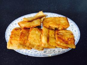 把煎好的鱼整齐的摆放在盘子里