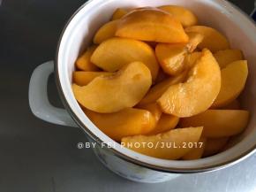 将所有的黄桃肉都切好，放入锅中。选一个陶瓷锅或者搪瓷锅或者不锈钢锅都可。