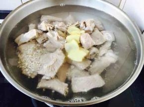 倒入步骤7准备好的开水，大火煮开。