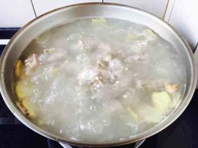 大火煮10分钟，这时候不用盖锅盖，10分钟后盖上锅盖，改小火炖30分钟。
前10分钟大火煮是为了让汤色变白
不盖锅盖是为了再散发一下肋排骨的肉腥气味。
