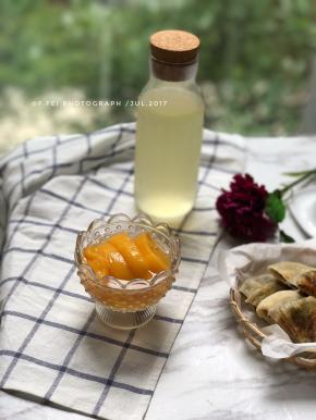 黄桃糖水煮好后冷却装入消毒好的罐子里，彻底冷却后放入冰箱。冷藏一夜后口感是最好的。多余的糖水可以加入适量的冷开水，当糖水喝。具体加多少水量，根据你自己的口感来。