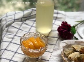 黄桃糖水煮好后冷却装入消毒好的罐子里，彻底冷却后放入冰箱。冷藏一夜后口感是最好的。多余的糖水可以加入适量的冷开水，当糖水喝。具体加多少水量，根据你自己的口感来。