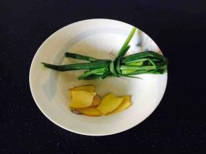 姜切片，小葱打好结。