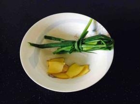 姜切片，小葱打好结。