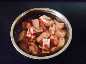 小肋排剁成小块，用清水泡1个小时，洗干净备用。