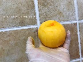 首先，我们把所有的黄桃清洗干净。然后把所有黄桃去皮