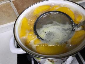 然后的工作量就是捞浮沫，一定要撇干净浮沫，撇干净，撇干净。重要的事重复三遍。