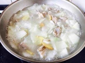 放入冬瓜片，煮开了后放适量的盐调味，关火。