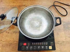 给肋排焯水的同时做一盆开水备用