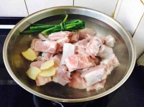 焯水，锅里放入肋排块，放入凉水，加入姜片和小葱。