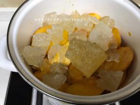 放入冰糖，不要再减少冰糖了。因为从另一个角度来说，糖是添加剂，可以延长黄桃糖水的保质期。如果，你的黄桃糖水一天就能吃完，不保存。那当我上一句话没有说。如果你烧的比较多，需要保存，那么糖量不要太少。糖多了也不怕，太甜了，拿出来可以加冷开水。