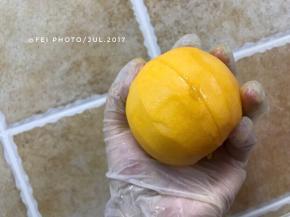 接下来，我们去掉黄桃的核，把肉剥下来。我们拿一把顺手的小刀，如图，用刀从上到下切一刀，切到底，切到核。