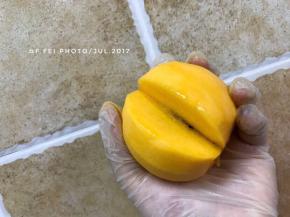 如图表示，这样切下一块肉。其余的肉就重复上述的办法即可。将所有的肉都切下来，剩下核去掉就好。