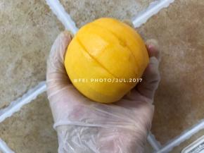 接下去，切第二刀。如图提示，在另一边从上到下，稍微斜着切到核心部。小心手。