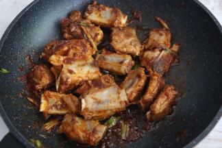 继续翻炒，至每一款排骨都均匀的裹上酱料。