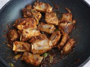 继续翻炒，至每一款排骨都均匀的裹上酱料。