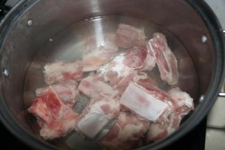 排骨冷水下锅，不盖锅盖煮开，用勺子轻轻撇去浮沫。
用凉水是为了将排骨中的血水尽量的煮出来，不盖锅盖是为了让异味充分的挥发掉。